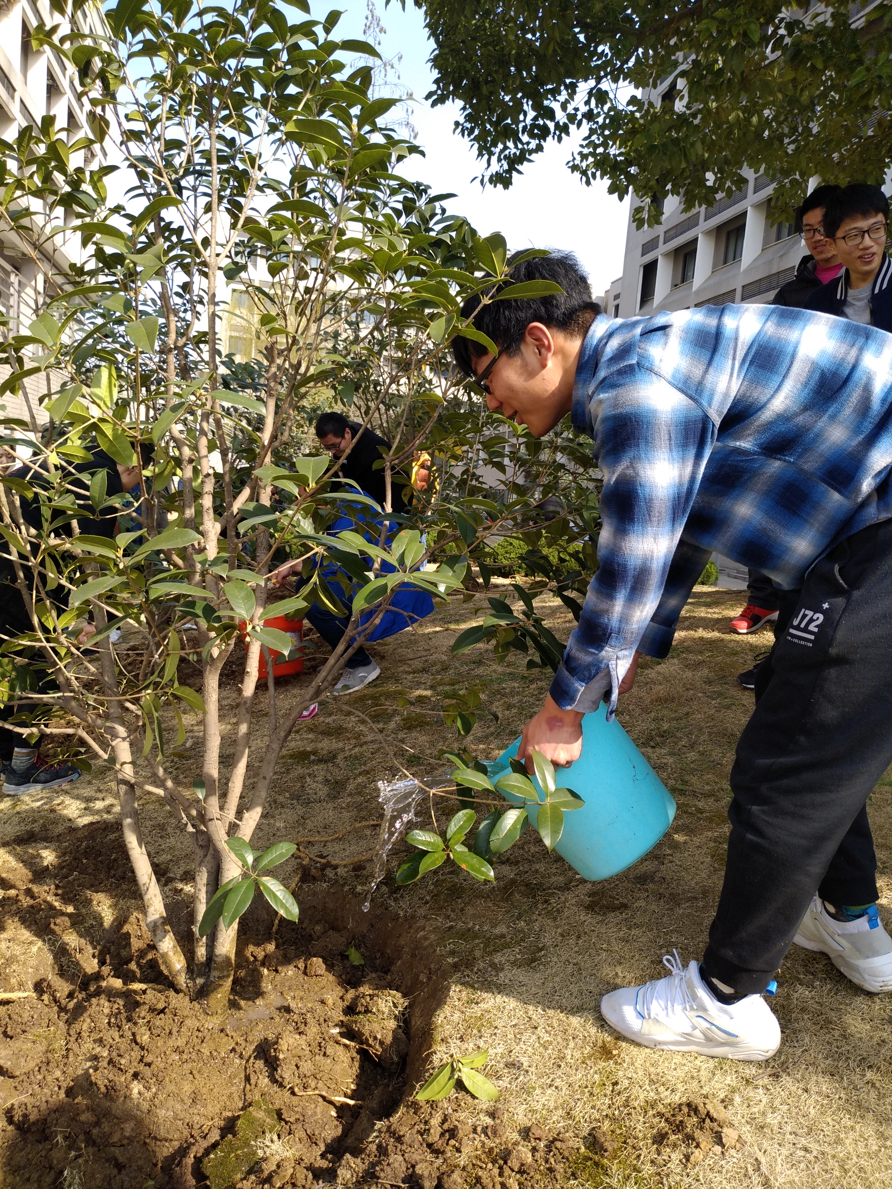 本网讯(郭子哨 杨良盼)在我国第40个植树节到来之际,电子信息工程