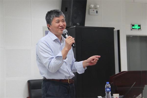 李嘉禹在数学科学学院作"从勾股定理谈起"学术报告